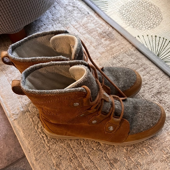 Sorel Tan and Gray Boots - Picture 4 of 4